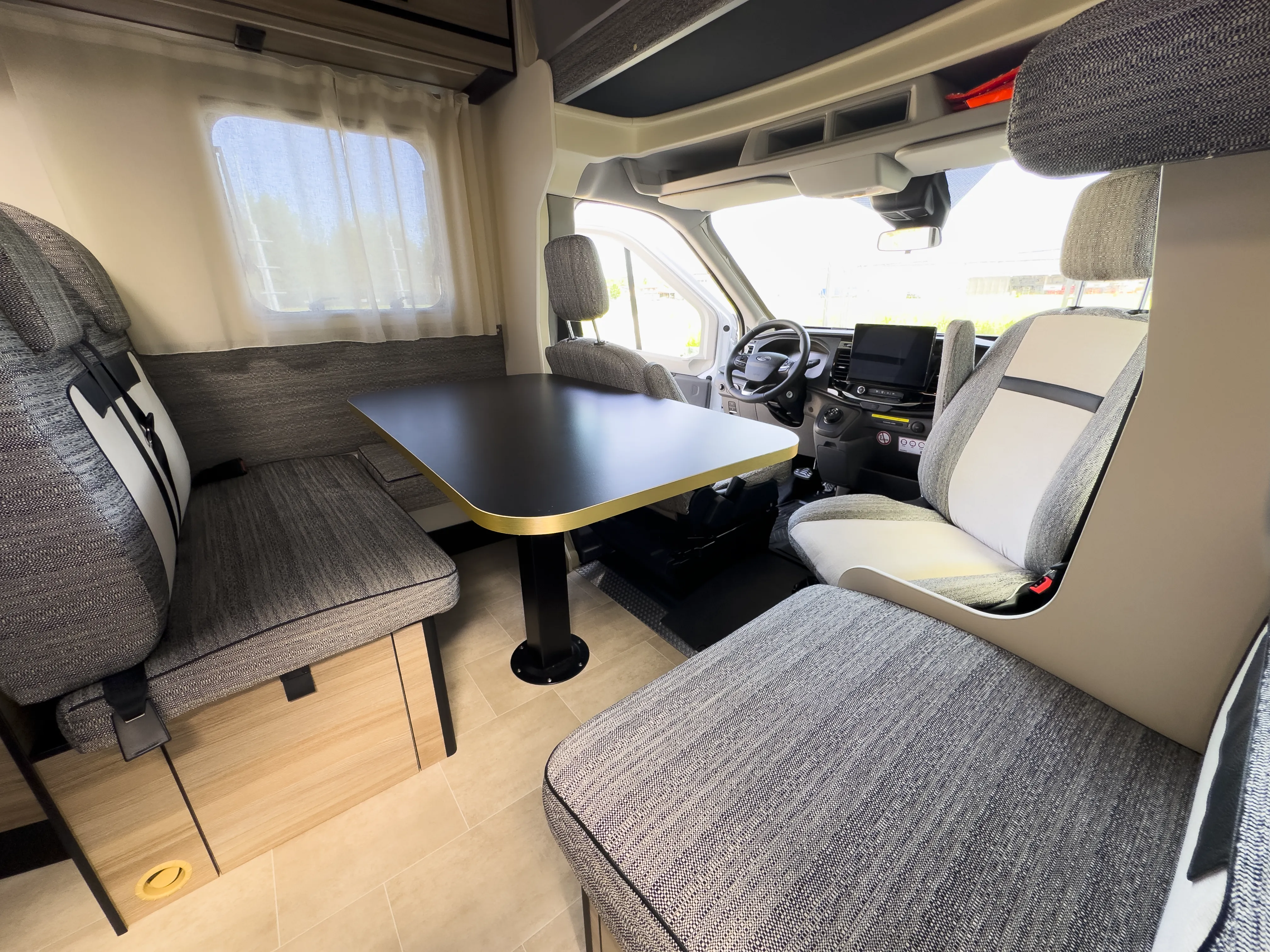 Kilig 695 Camper – Essbereich