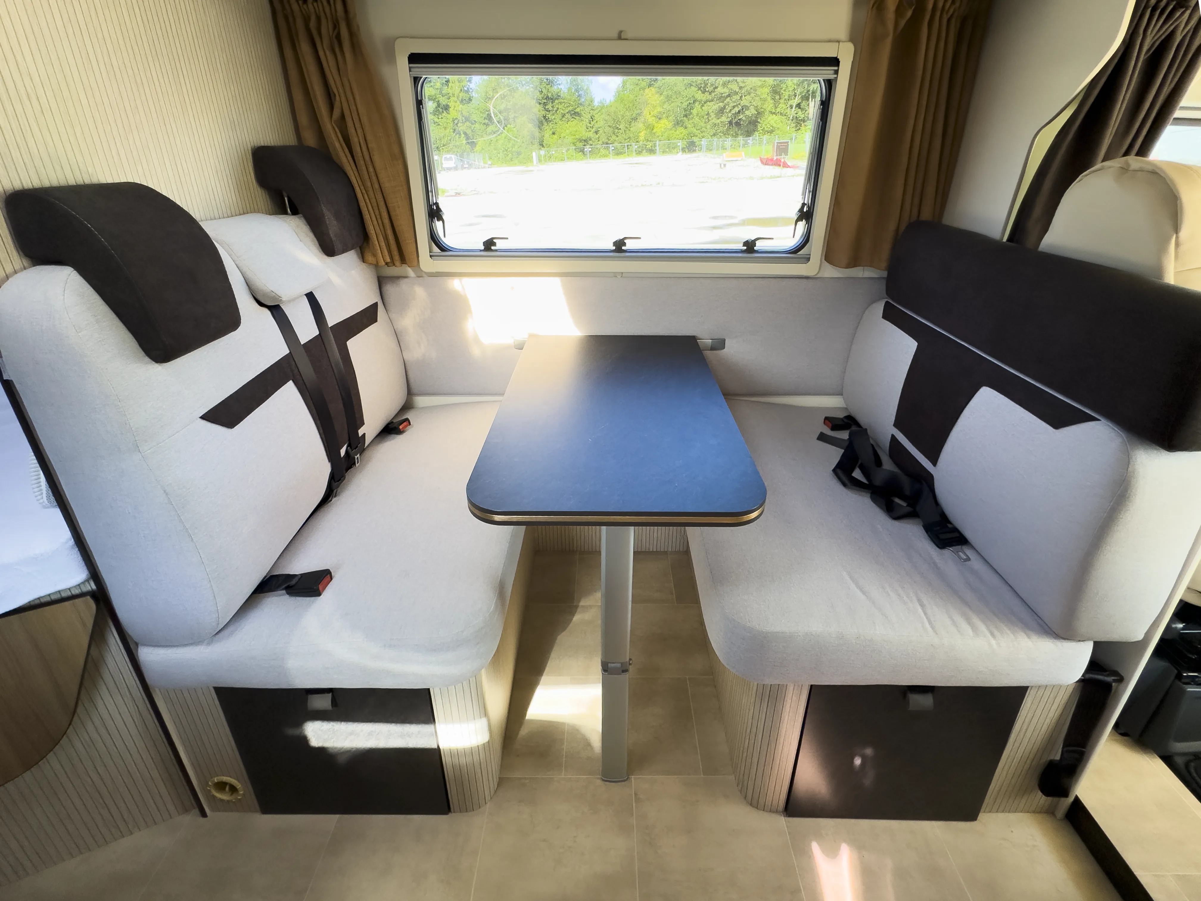 Sarus 3 – Sitzgruppe mit Tisch